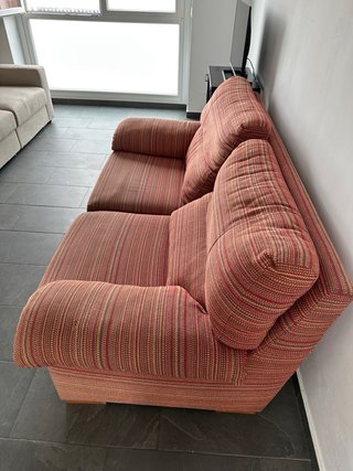 Sofá de 2 plazas rojo y rayas