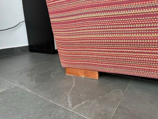Sofá de 2 plazas rojo y rayas