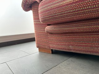 Sofá de 2 plazas rojo y rayas