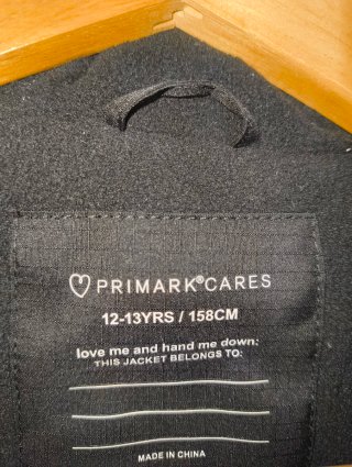 Chaqueta infantil negra con capucha