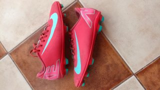 Botas de fútbol Nike rojas y turquesa