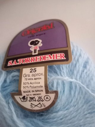 Ovillos de lana tipo angora color azul