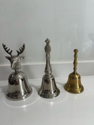 Set di tre campanelle decorative: cervo, piña, dorada