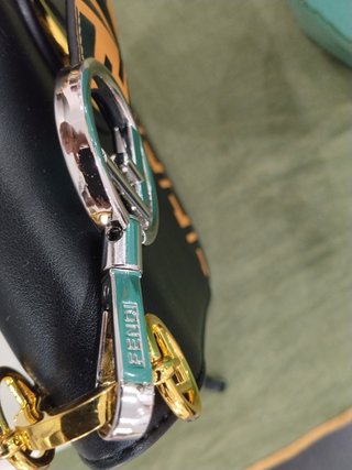 Bolso Fendi Kan I Negro y Dorado