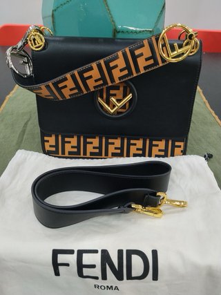 Bolso Fendi Kan I Negro y Dorado