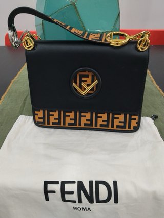 Bolso Fendi Kan I Negro y Dorado