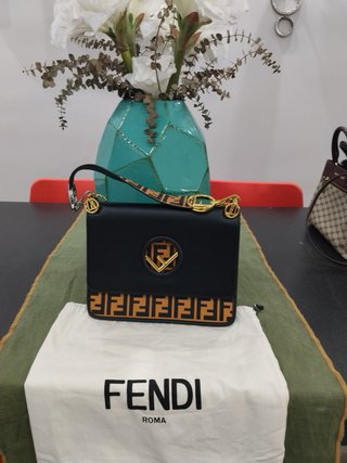Bolso Fendi Kan I Negro y Dorado