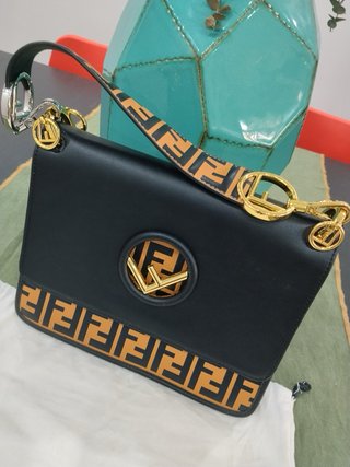 Bolso Fendi Kan I Negro y Dorado