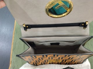 Bolso Fendi Kan I Negro y Dorado