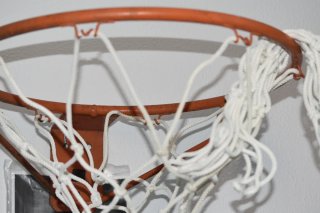 Aro de baloncesto con una red de repuesto.