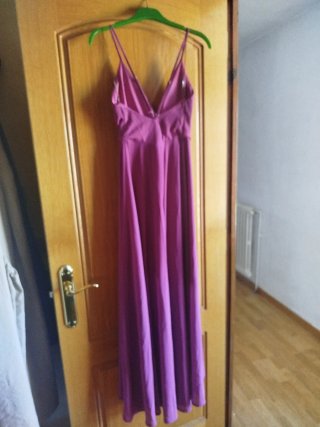 Vestido de fiesta morado,el color es buganvilla