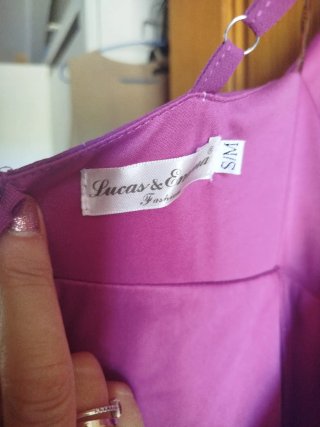 Vestido de fiesta morado,el color es buganvilla