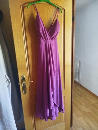 Vestido de fiesta morado,el color es buganvilla
