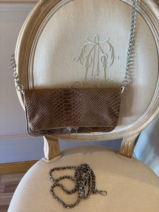 Bolso piel marrón y plateado serpiente