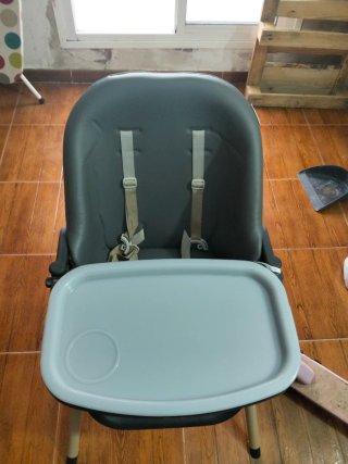 Trona de bebé gris y madera