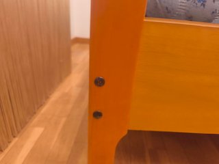 Cama individual de madera con cabecero