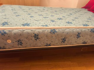 Cama individual de madera con cabecero