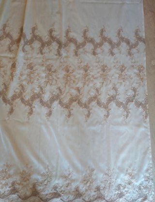 Tende antiche ricamate beige