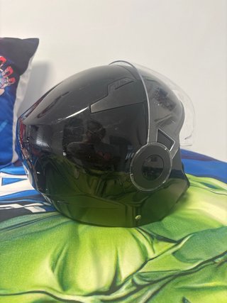 Casco de moto negro con visera