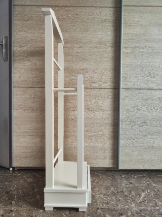 Galán de noche de madera blanco