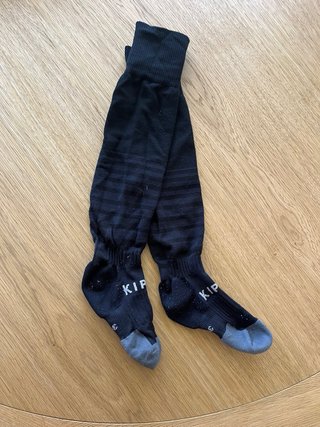 Zapatos y calcetines de fútbol para niño