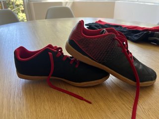 Zapatos y calcetines de fútbol para niño