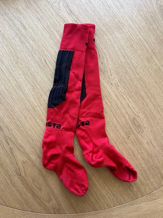 Zapatos y calcetines de fútbol para niño