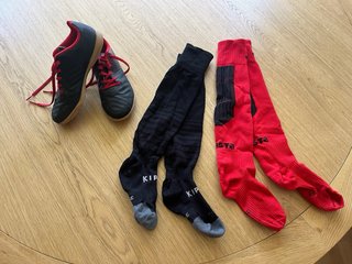 Zapatos y calcetines de fútbol para niño
