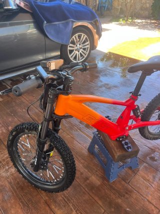 Bicicleta Eléctrica Naranja y Roja