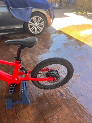 Bicicleta Eléctrica Naranja y Roja