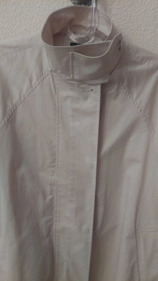 Gabardina tipo trench color vainilla, con vuelo,