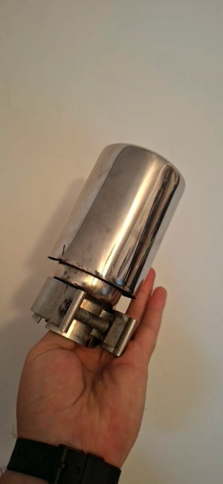 Cola de escape cromada con abrazadera