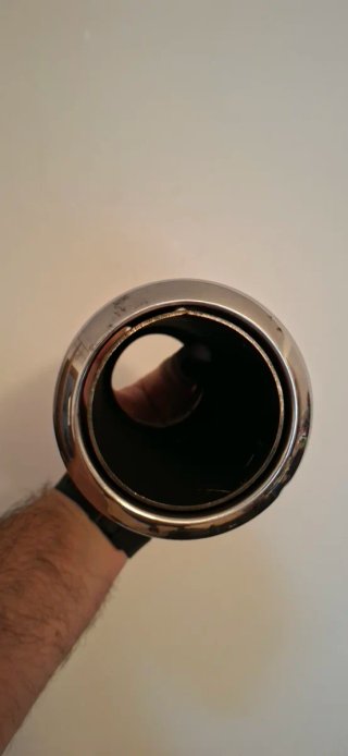 Cola de escape cromada con abrazadera