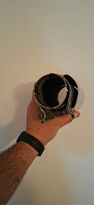 Cola de escape cromada con abrazadera