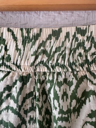 Pantalón estampado Zara Talla M