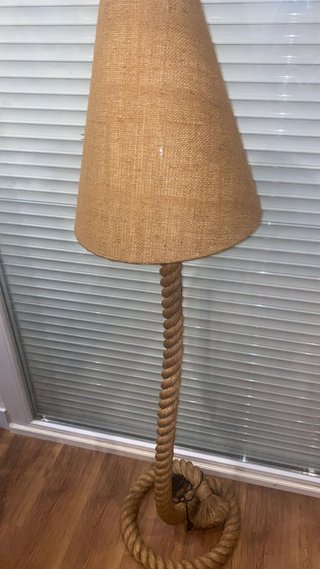 Lampada da terra in iuta