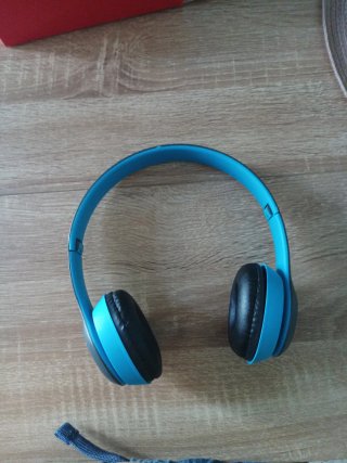 Cascos inalámbricos azules y negros
