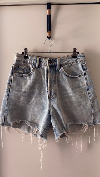 Bermudas vaqueras desgastadas