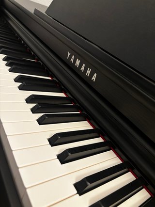 Yamaha Clavinova CLP 825 Piano Digital