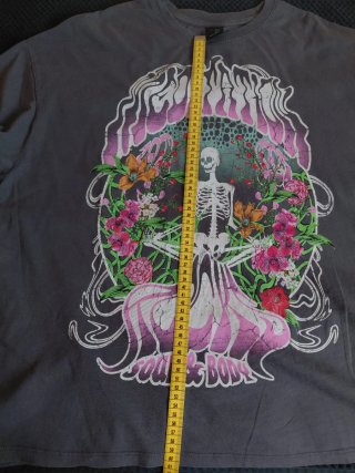 Camiseta Bershka de esqueleto estilo grunge