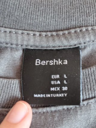 Camiseta Bershka de esqueleto estilo grunge