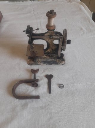 Antigua máquina de coser de juguete metal