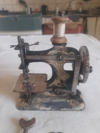 Antigua máquina de coser de juguete metal