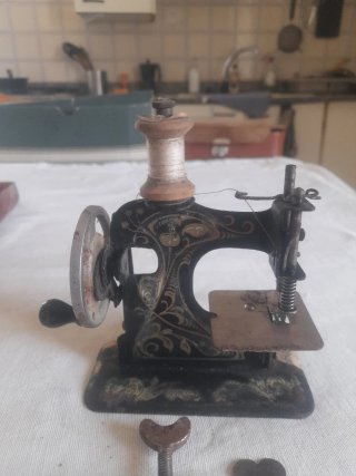 Antigua máquina de coser de juguete metal