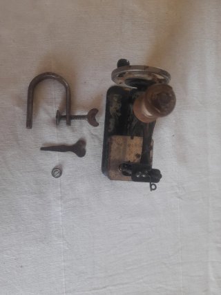 Antigua máquina de coser de juguete metal