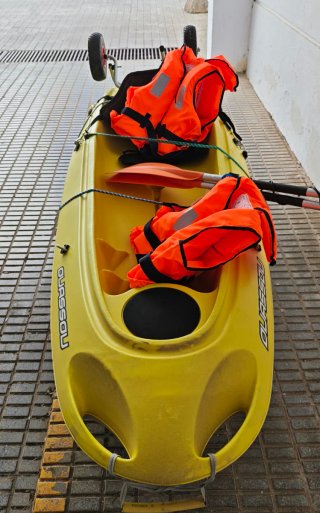 Kayak, con remo, 2 chalecos y carrito.