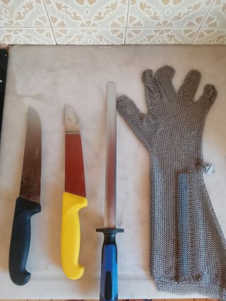 2 Cuchillos y guantes de malla