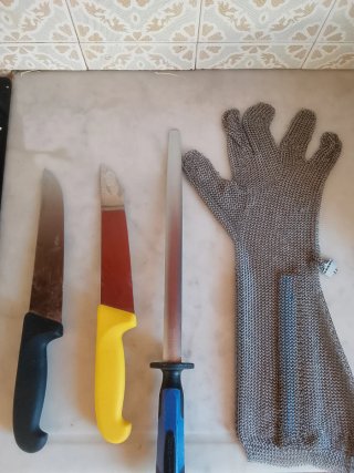 2 Cuchillos y guantes de malla