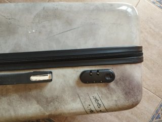 Maleta rígida de viaje gris con estampados