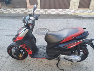 Aprilia SR Motard Scooter Negra y Roja